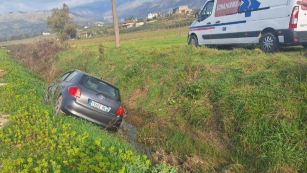 Makina del nga rruga në aksin Sarandë–Delvinë, plagosen dy persona
