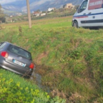 Makina del nga rruga në aksin Sarandë–Delvinë, plagosen dy persona