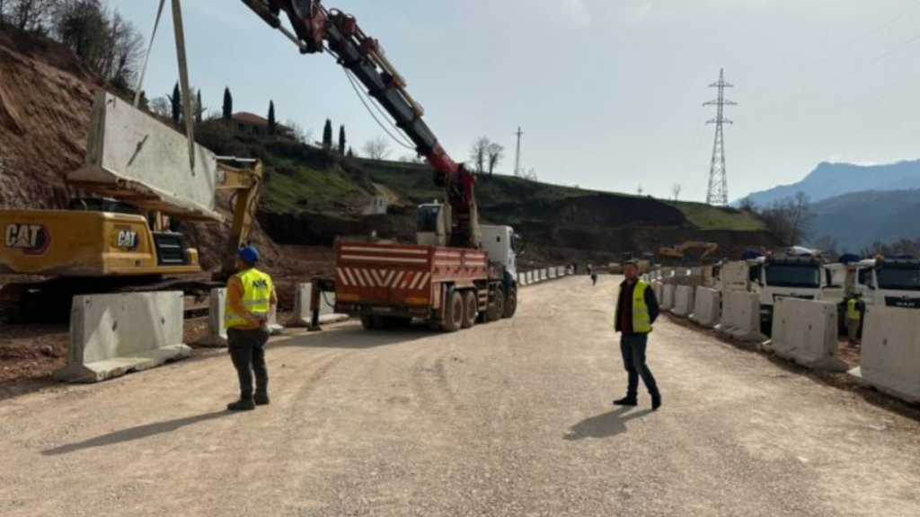 Pas 11 ditësh bllokim, është rihapur për qarkullimin e mjeteve aksi