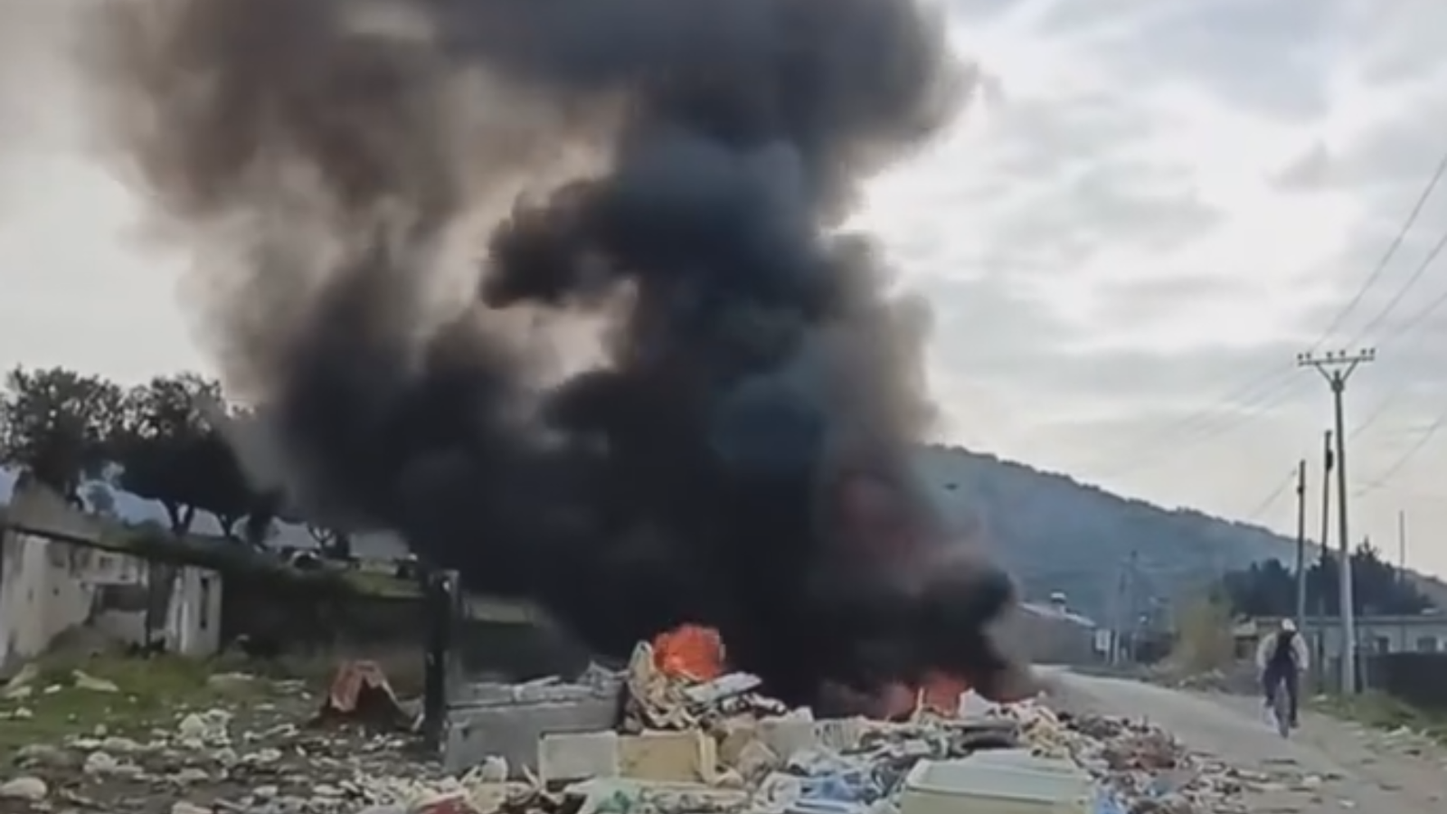 “Levan nën tym: Mbeturinat digjen pranë banesave, banorët kërkojnë ndërhyrje urgjente”