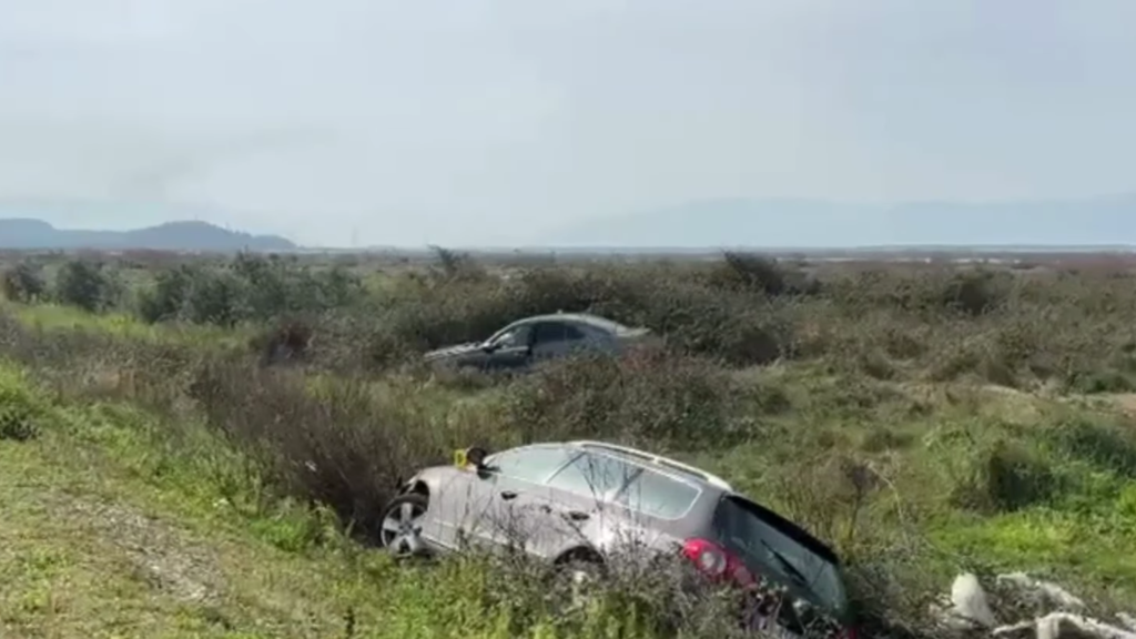 Përplasen dy makina në Panaja, përfundojnë jashtë rruge Përplasen dy makina në Panaja, përfundojnë jashtë rruge