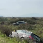 Përplasen dy makina në Panaja, përfundojnë jashtë rruge