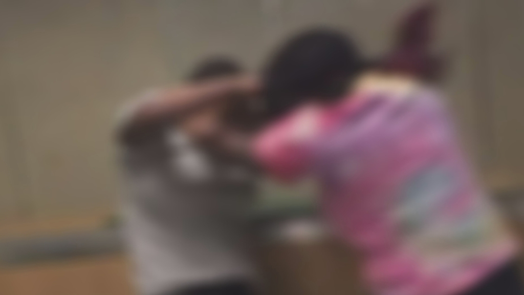 Sherr mes nxënësve në një shkollë në Durrës, një 15-vjeçar mbetet i lënduar Sherr mes nxënësve në një shkollë në Durrës, një 15-vjeçar mbetet i lënduar