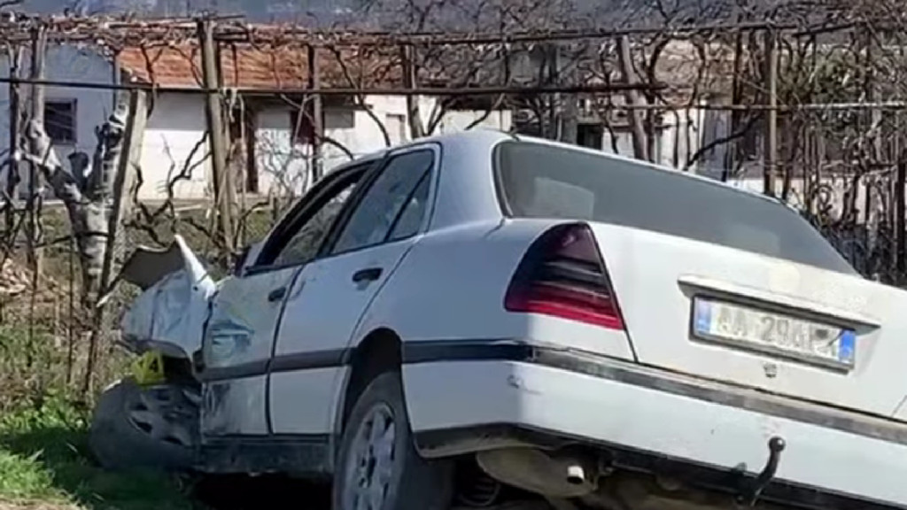 Aksident në aksin Shënkoll–Rrilë, një i plagosur rëndë dërgohet në Spitalin e Traumës Aksident në aksin Shënkoll–Rrilë, një i plagosur rëndë dërgohet në Spitalin e Traumës