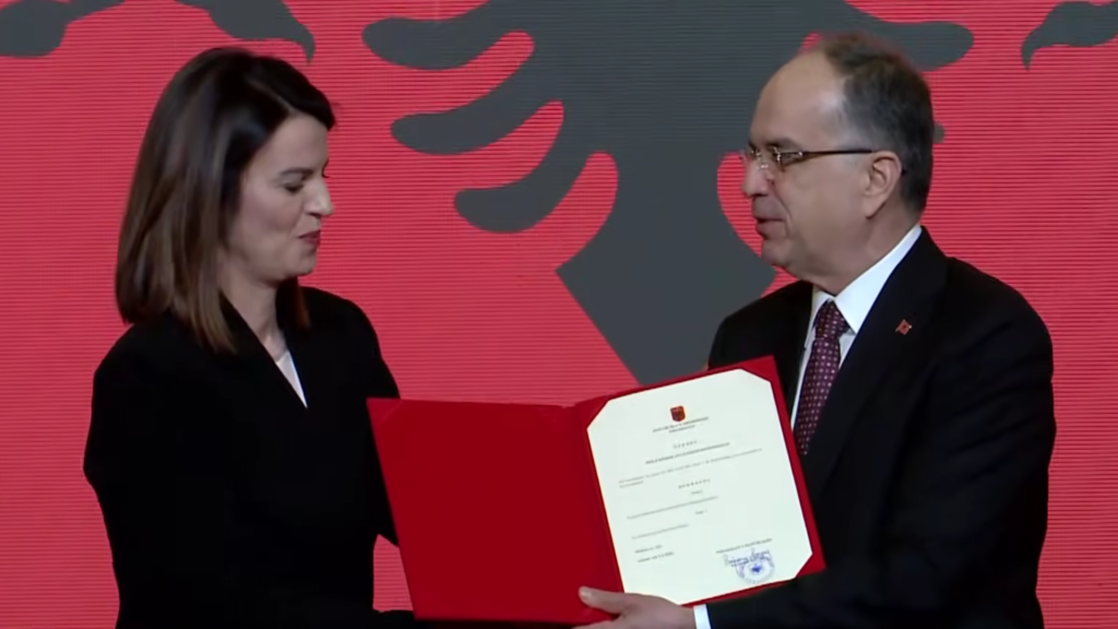 Betohen shtatë ministrat e rinj, zyrtarizohen ndryshimet në qeveri