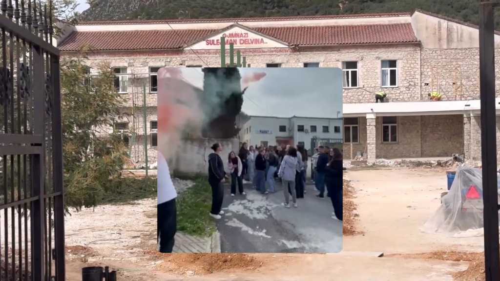 Plagosja me thikë në Delvinë, nxënësit protestojnë para komisariatit: Pa masa sigurie nuk rikthehemi në mësim