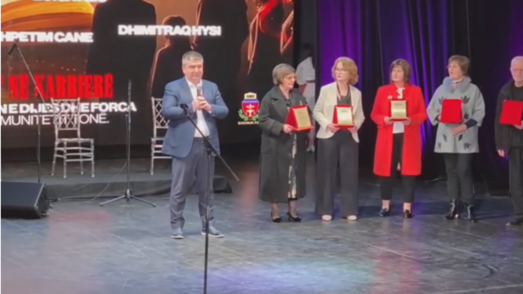 300 mësues në ceremoninë gala “Drita që nuk shuhet”, Bashkia Fier nderon figurën e mësuesit