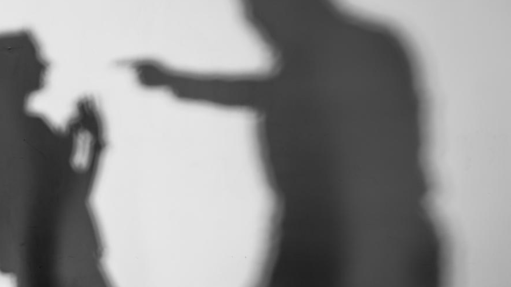 Kërcënoi një 14-vjeçare për të tërhequr kallëzimin, procedohet penalisht 17-vjeçarja në Korçë