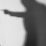 Kërcënoi një 14-vjeçare për të tërhequr kallëzimin, procedohet penalisht 17-vjeçarja në Korçë