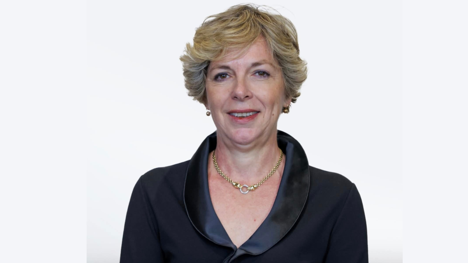 Teksa deklaron në media se pasuria e saj prej 5 MILIONË € është e ulët, ministrja e Shëndetësisë Evis Sala, ka zgjedhur t’u drejtohet mediave me këshilla mbi mënyrën se si duhet të raportojnë lajmet dhe të mos keq informojnë…