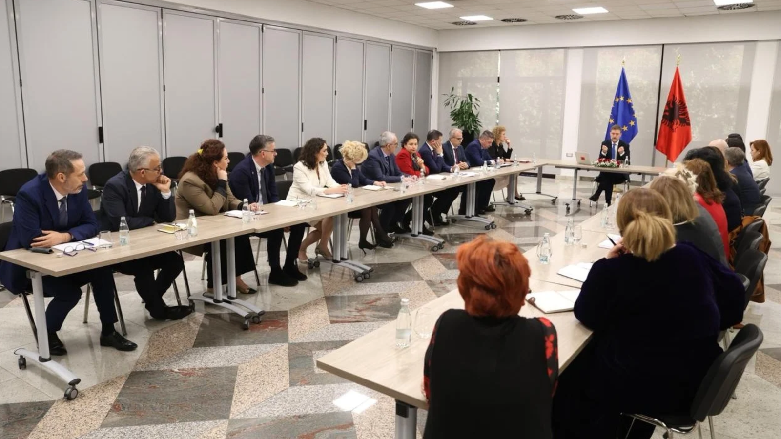 Hoxha mbledh shtabin për situatën në Lindjen e Mesme: Siguria e shqiptarëve, përparësi absolute