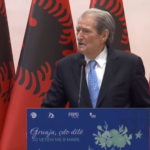 Berisha: Regjimi po dekriminalizon vjedhjen, Balluku asistente në grabitje prej 25 vitesh