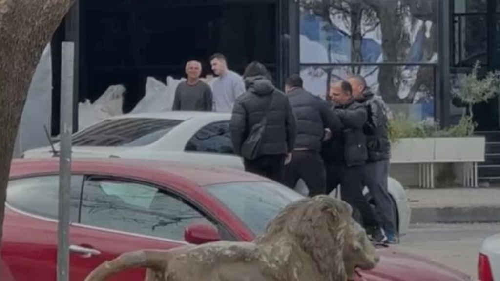 Përplasje mes të rinjve në zonën e Ujit të Ftohtë, dyshohet se konflikti nisi për një vend parkimi Përplasje mes të rinjve në zonën e Ujit të Ftohtë, dyshohet se konflikti nisi për një vend parkimi