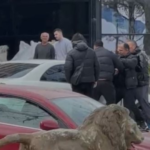 Përplasje mes të rinjve në zonën e Ujit të Ftohtë, dyshohet se konflikti nisi për një vend parkimi