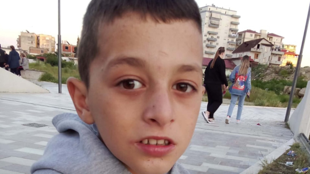Alarm në Fier: Zhduket 11-vjeçari Flavio Yzeiraj, familja kërkon ndihmën e qytetarëve Alarm në Fier: Zhduket 11-vjeçari Flavio Yzeiraj, familja kërkon ndihmën e qytetarëve
