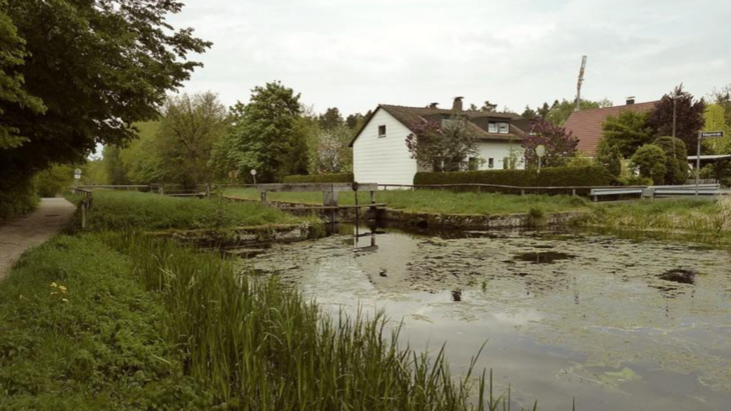 Tragjedi në Gjormë, 90-vjeçari gjendet i pajetë në një kanal pranë banesës