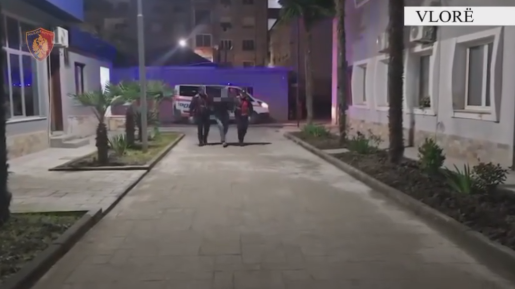 Tentoi të vidhte një furgon në Vlorë , arrestohet në flagrancë 23-vjeçari nga Kosova.
