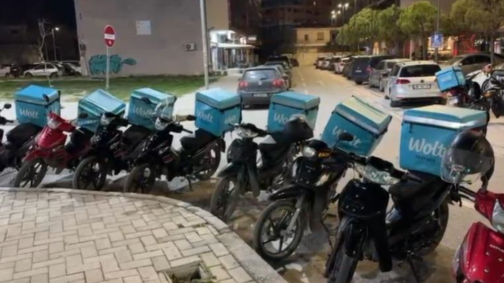 Motoristët e “Wolt” protestë në Vlorë: Duam më shumë pagesë për kilometër
