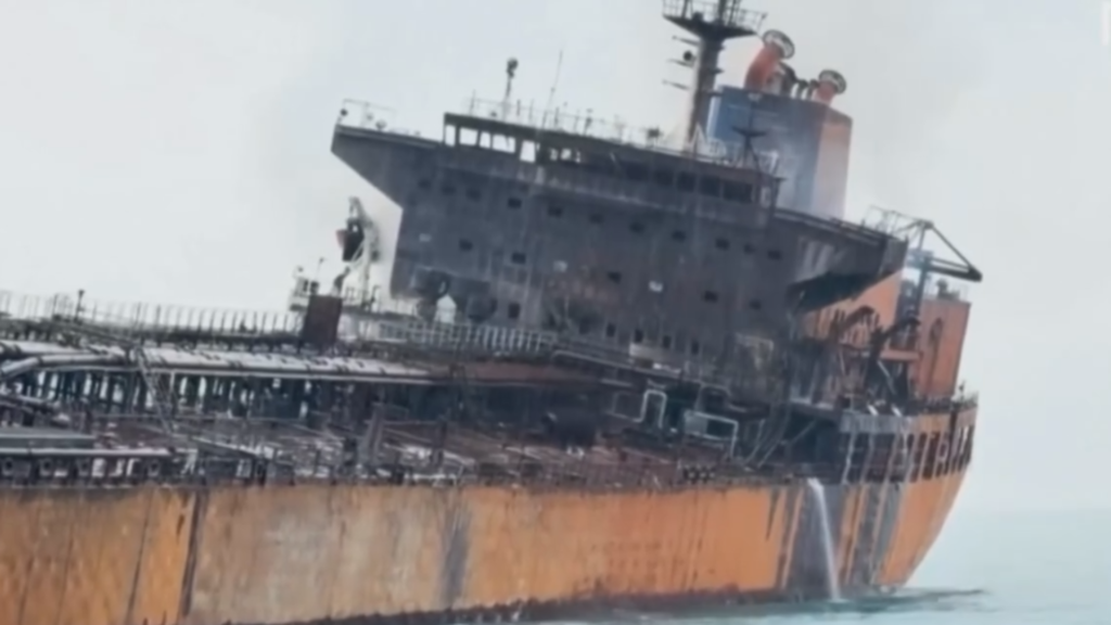 Goditen dy cisterna me naftë në ujërat territoriale të Irak, anijet përfshihen nga flakët