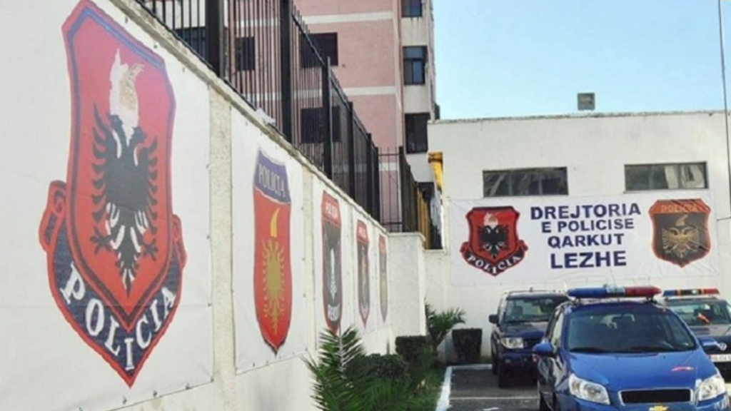 Dy të mitur thyejnë shkollën në Lezhë, marrin 16 laptopë dhe DVR-në e kamerave Dy të mitur thyejnë shkollën në Lezhë, marrin 16 laptopë dhe DVR-në e kamerave
