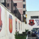 Dy të mitur thyejnë shkollën në Lezhë, marrin 16 laptopë dhe DVR-në e kamerave