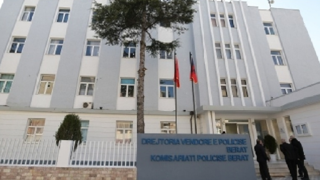 I vuri flakën shtëpisë së komshiut pas konfliktit, arrestohet 53-vjeçari në Berat I vuri flakën shtëpisë së komshiut pas konfliktit, arrestohet 53-vjeçari në Berat
