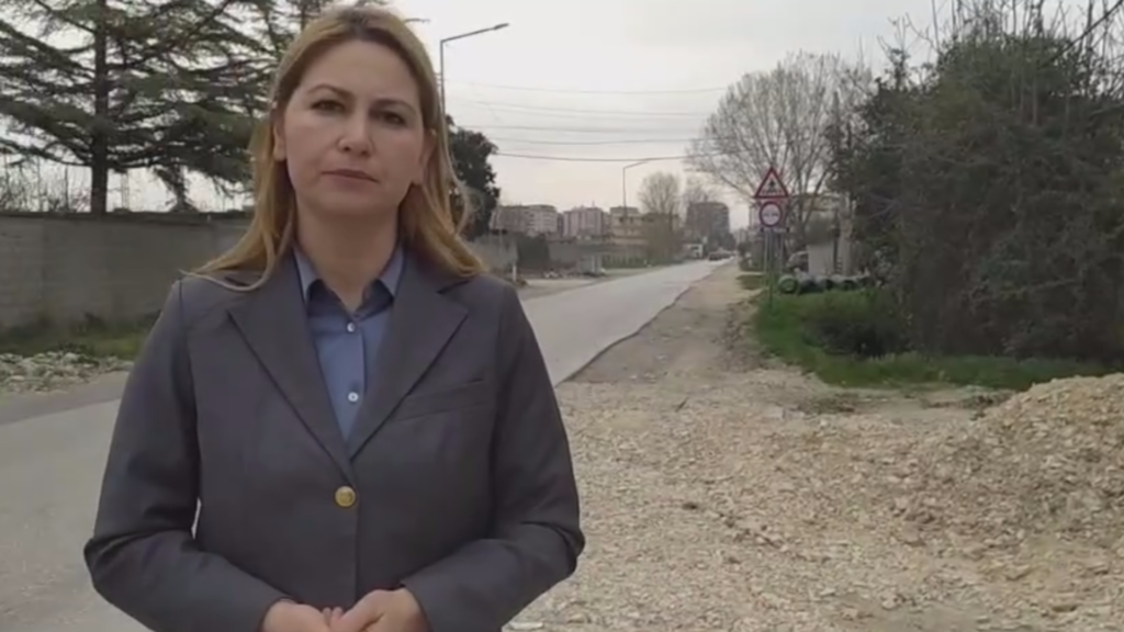 Deputetja e qarkut Fier, Brunilda Haxhiu, ka inspektuar nga afër gjendjen e rënduar të rrugës Fier–Seman, në segmentin nga qyteti i Fierit në fshatin Frim, i dëmtuar ndjeshëm nga punimet për ndërtimin e sistemit të ujësjellës-kanalizimeve nga subjekti zbatues.