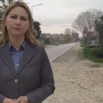 Deputetja e qarkut Fier, Brunilda Haxhiu, ka inspektuar nga afër gjendjen e rënduar të rrugës Fier–Seman, në segmentin nga qyteti i Fierit në fshatin Frim, i dëmtuar ndjeshëm nga punimet për ndërtimin e sistemit të ujësjellës-kanalizimeve nga subjekti zbatues.