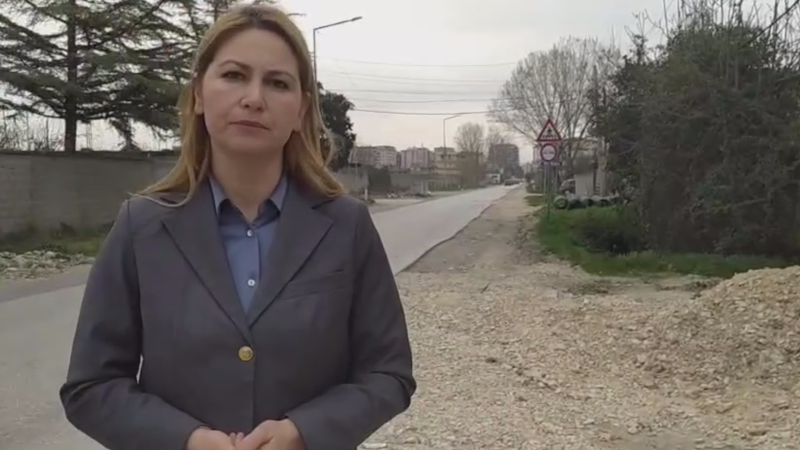 Deputetja e qarkut Fier, Brunilda Haxhiu, ka inspektuar nga afër gjendjen e rënduar të rrugës Fier–Seman, në segmentin nga qyteti i Fierit në fshatin Frim, i dëmtuar ndjeshëm nga punimet për ndërtimin e sistemit të ujësjellës-kanalizimeve nga subjekti zbatues.