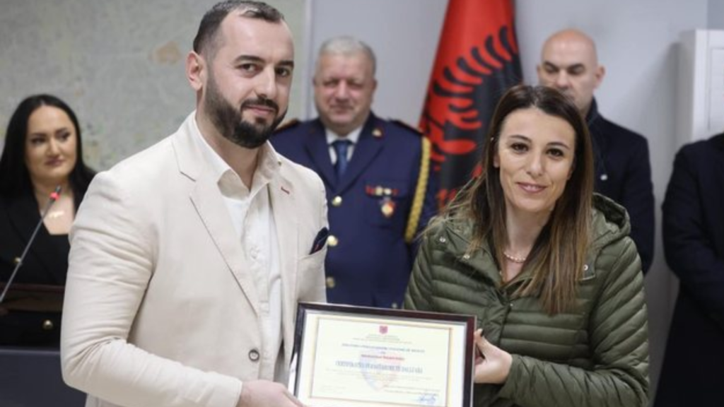 Një vit më parë ish-shefi i krimeve u vlerësua për “shërbime të dalluara”, sot në pranga si pjesë e grupit të Hajrullës