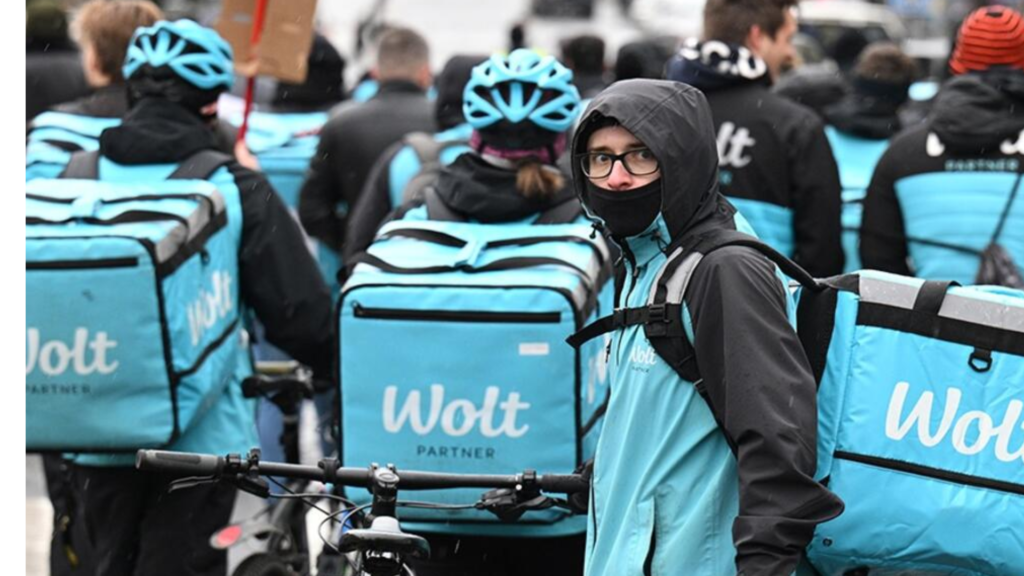 Korrierët e Wolt protestojnë në Tiranë: Kundërshtojnë uljen e tarifave dhe denoncojnë presion ndaj punonjësve