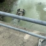 E frikshme në Gramsh! Makina del nga rruga dhe përfundon në liqenin e Banjës