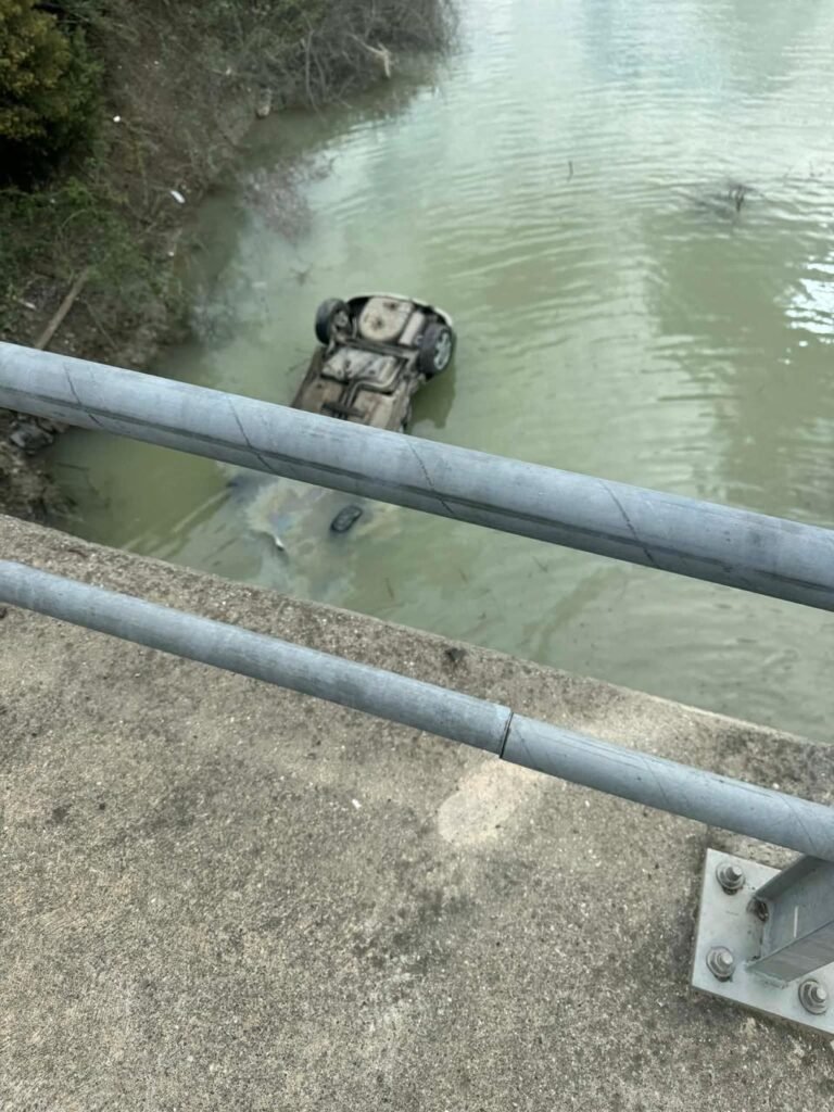 E frikshme në Gramsh! Makina del nga rruga dhe përfundon në liqenin e Banjës