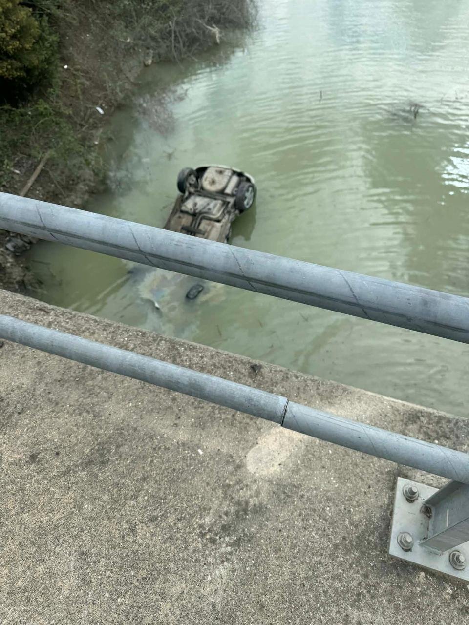 E frikshme në Gramsh! Makina del nga rruga dhe përfundon në liqenin e Banjës