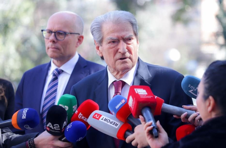 Berisha takon Peter Beyer, në fokus integrimi në BE dhe sistemi gjyqësor