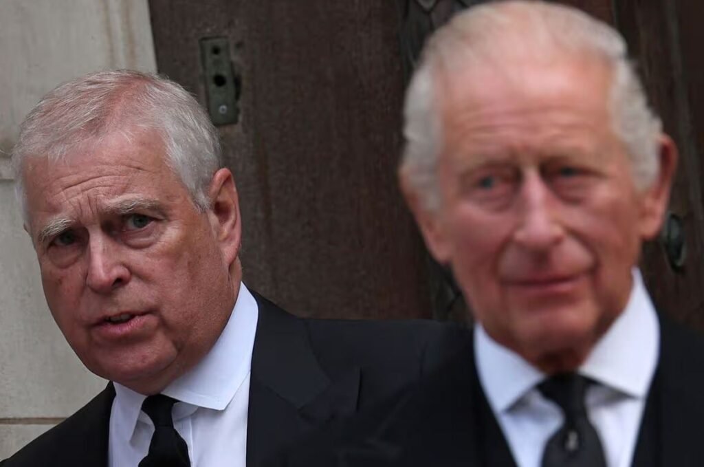 Akuzat për shpërndarje të informacioneve sekrete tek Epstein, Mbreti Charles përzë vëllain e tij ish-princin Andrew nga rezidenca