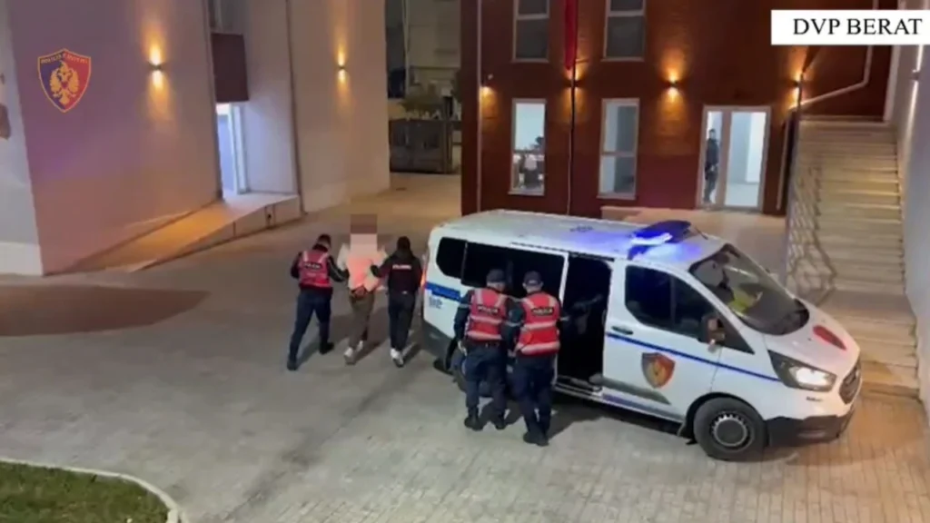 Shiste kokainë në Kuçovë, arrestohet 32-vjeçari me precedent penal Shiste kokainë në Kuçovë, arrestohet 32-vjeçari me precedent penal