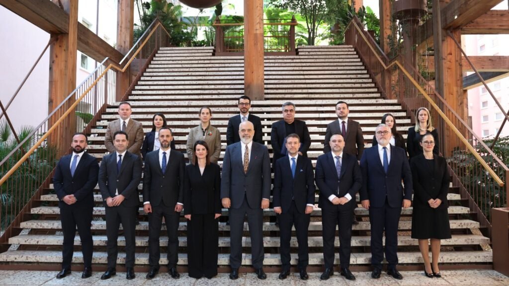 Rama publikon pamje nga mbledhja e parë e qeverisë me ministrat e rinj