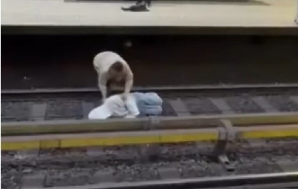 Momente paniku! Burri shtrihet te shinat e metrosë në Bruksel, pasagjerët rrezikojnë jetën për ta shpëtuar! Momente paniku! Burri shtrihet te shinat e metrosë në Bruksel, pasagjerët rrezikojnë jetën për ta shpëtuar!