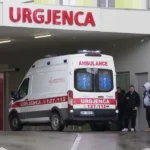 53-vjeçari vetëdigjet me benzinë në banesë, dërgohet në spital