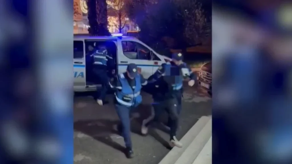 Vjedhje në disa dyqane në Durrës, arrestohen dy 27-vjeçarë Vjedhje në disa dyqane në Durrës, arrestohen dy 27-vjeçarë