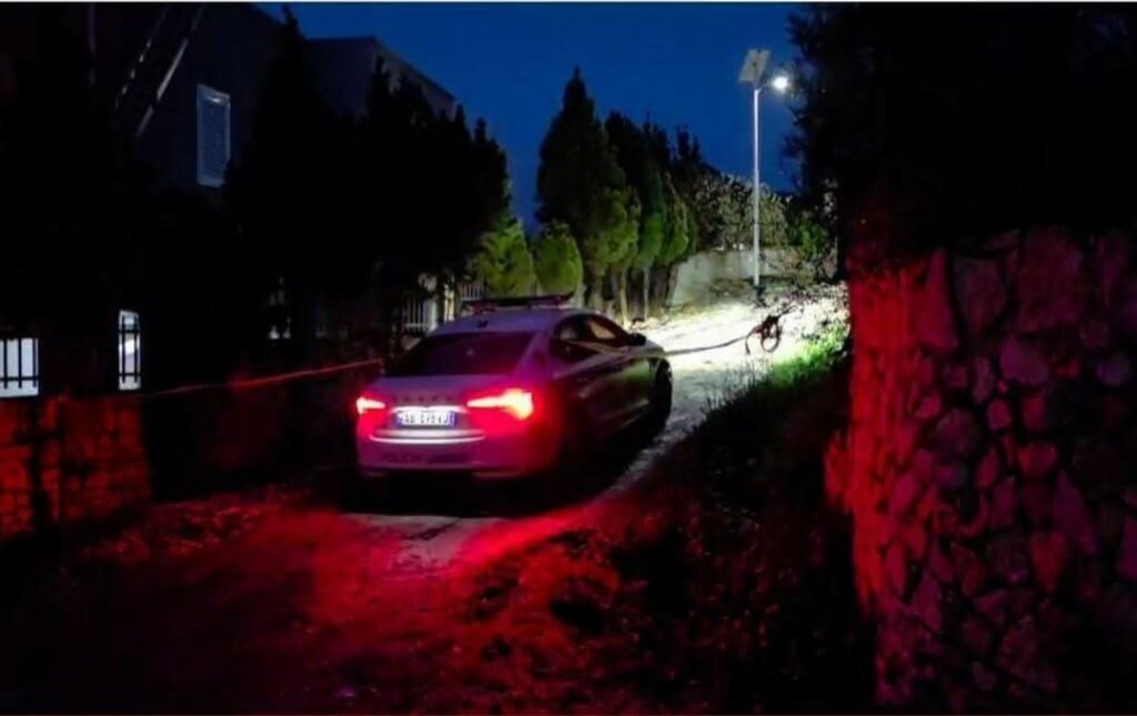 E rëndë në Fier, 40-vjeçari gjendet i pajetë dhe i qëlluar me armë në trup E rëndë në Fier, 40-vjeçari gjendet i pajetë dhe i qëlluar me armë në trup