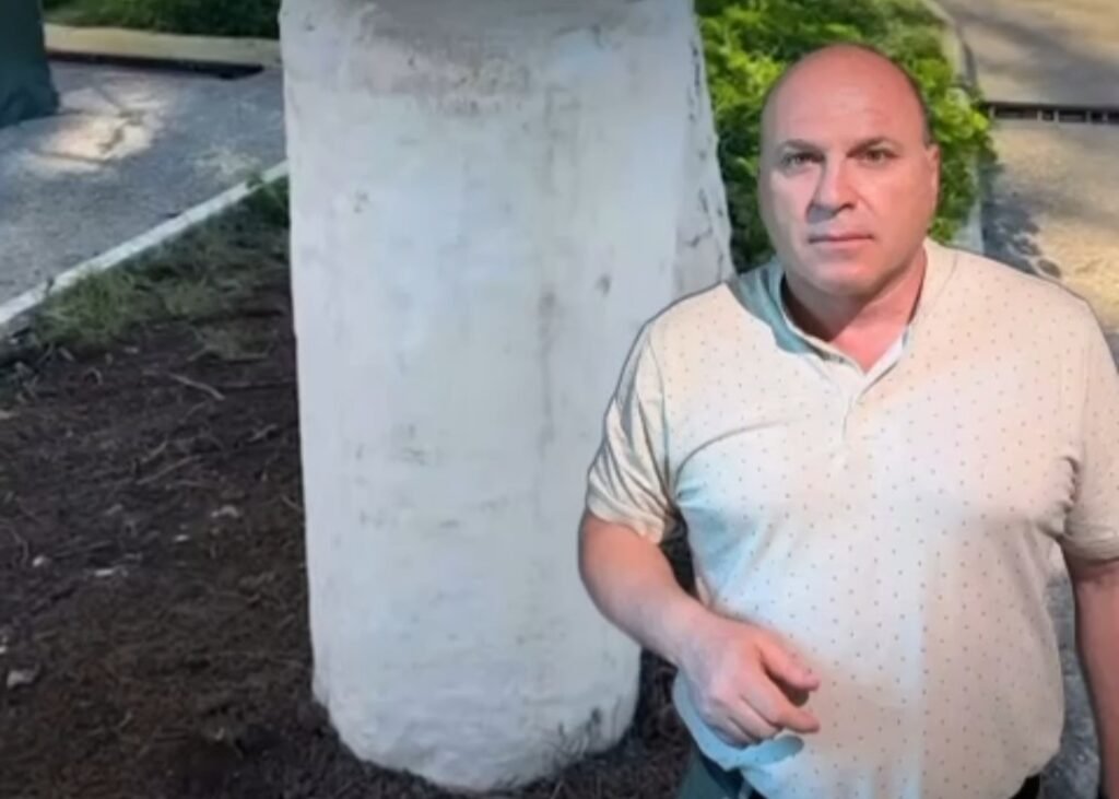 Nje kolone cilindrike prej guri gelqeror e cila sipas historian Ilirjan Gjika mund te kete ardhur nga rrenojat e Apolonise, gjendet ne kishen e Shen Gjergjit.