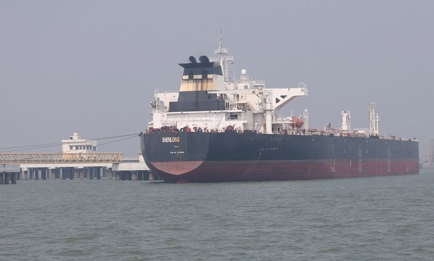 Reuters: Raportohen të shtëna me armë në Ngushticën e Hormuzit, goditen 2 anije tregtare.