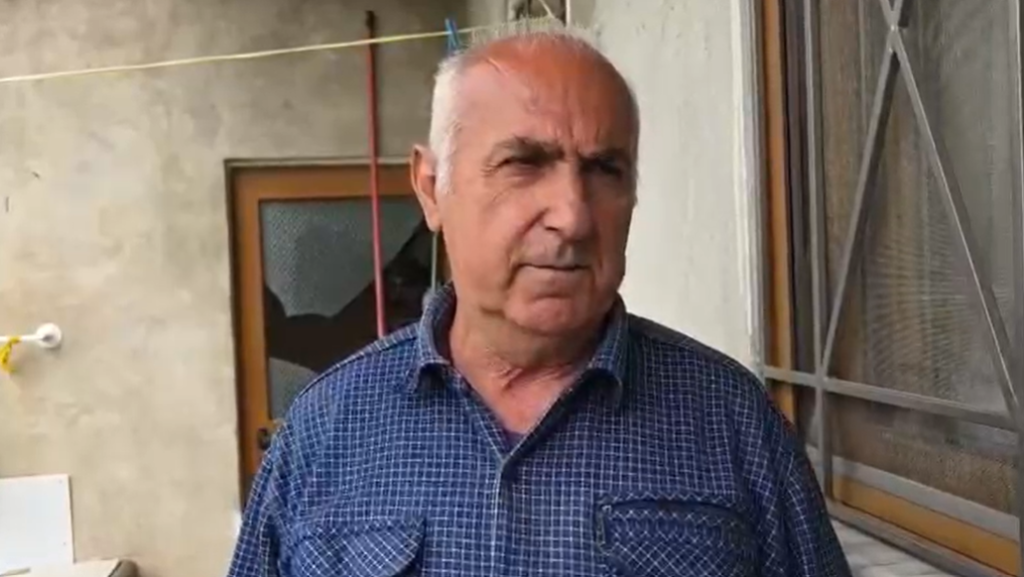 I maskuar me kapuç dhe dorëza”/ I riu humbi jetën pasi mbeti i bllokuar në xhamin e dritares së banesës që po grabiste, vëllai i pronarit: Kur e gjetëm…