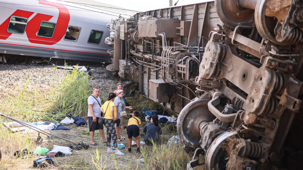 Qindra pasagjerë në bord/ Aksident hekurudhor në Rusi, 7 vagonë dalin nga shinat dhe përmbysen, dhjetëra të plagosur Qindra pasagjerë në bord/ Aksident hekurudhor në Rusi, 7 vagonë dalin nga shinat dhe përmbysen, dhjetëra të plagosur
