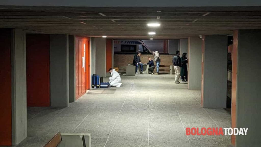 Po luante me shokët në tarracën e pallatit kur u rrëzua nga shkallët, humb jetën tragjikisht në Bolonja, 12 vjeçari shqiptar Po luante me shokët në tarracën e pallatit kur u rrëzua nga shkallët, humb jetën tragjikisht në Bolonja, 12 vjeçari shqiptar