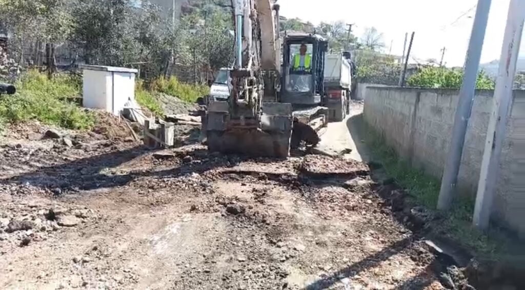Kanë nisur punimet për rikonstruksionin e rrugës që lidh lagjen e Kripallarëve me Dukasin, në Bashkinë Patos.
