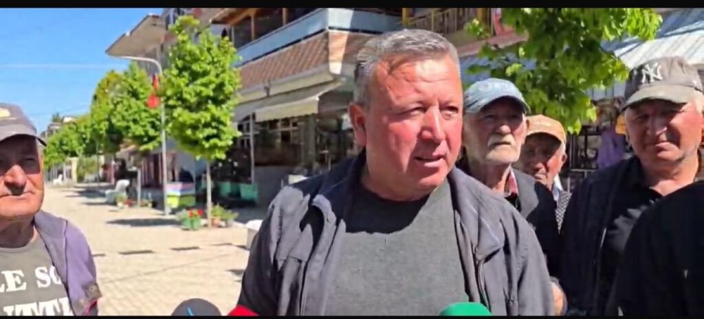 Dhjetëra banorë të njësisë administrative Cakran u mblodhën paraditen e sotme në një protestë për të kundërshtuar vendimin e qeverisë për zhvendosjen e disa shërbimeve drejt njësisë së Levanit.