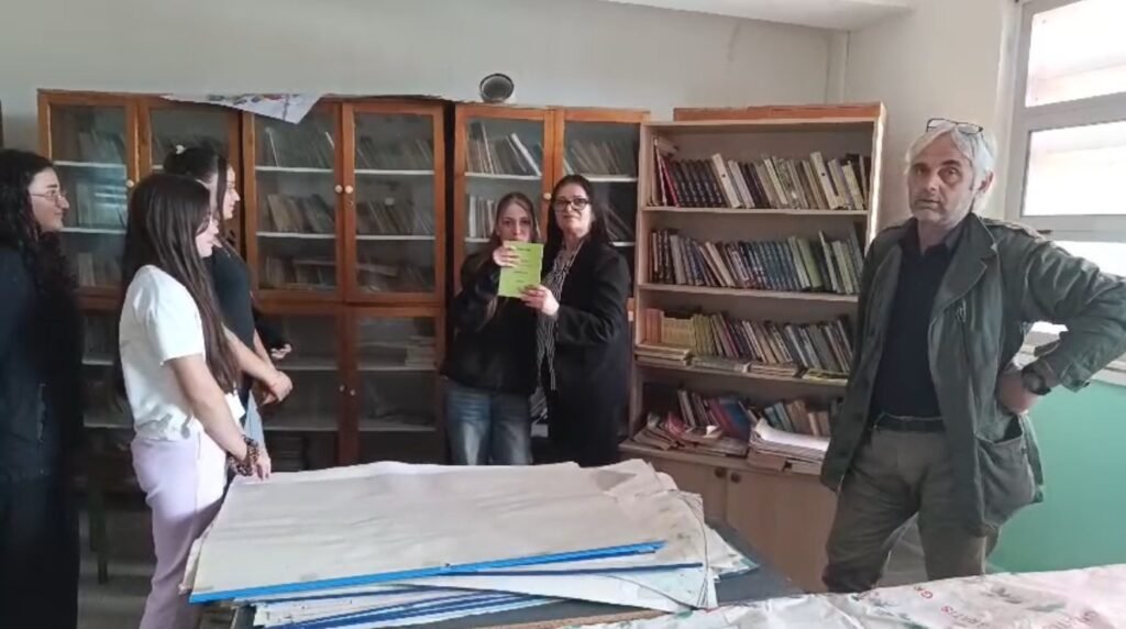 Me rastin e Dita Ndërkombëtare e Librit, autorja fierake Elmira Rama ka zgjedhur të jetë pranë nxënësve, duke dhuruar libra për shkollën 9-vjeçare “Koli Dimo” në Bashkinë Patos.